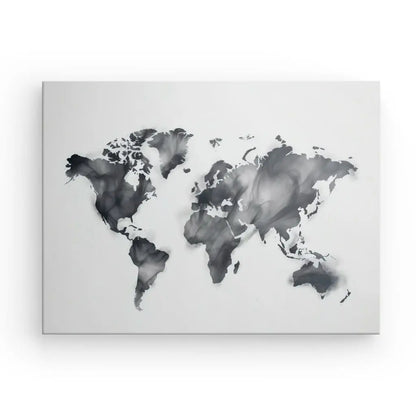 Peinture abstraite de carte du monde en noir et blanc avec des continents représentés dans un style taché, semblable à une aquarelle, sur un fond blanc. Ce Tableau Carte du Monde Mapmonde Fumée Noir et Blanc illustre l'art contemporain, mêlant esthétique moderne et design minimaliste dans un chef-d'œuvre du tableau noir et blanc.