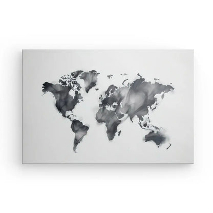 Une carte du monde abstraite en niveaux de gris sur fond blanc. Les continents sont représentés avec des bords flous et enfumés, capturant l'essence de l'art contemporain. Ce Tableau Carte du Monde Mapmonde Fumée Noir et Blanc ajoute une touche sophistiquée à n'importe quel espace avec sa représentation éthérée de la carte du monde.