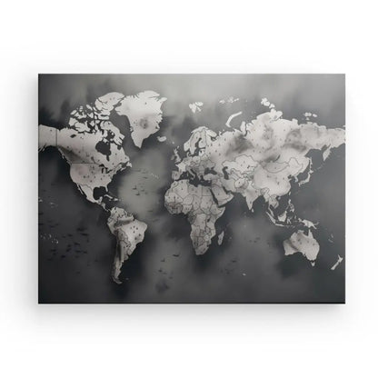 Une carte du monde en niveaux de gris avec des superpositions nuageuses, affichant les continents et les frontières des pays dans un design minimaliste sur fond blanc. Ce Tableau Carte du Monde Vintage Noir et Blanc constitue une décoration murale élégante qui ajoute une touche de sophistication à n'importe quel espace.