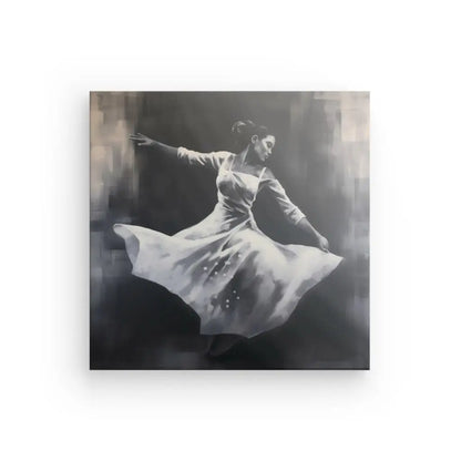 Un Tableau Danseuse Noir et Blanc Peinture Monochrome représentant une femme vêtue d'une robe fluide, capturée en pleine danse, avec un bras étendu gracieusement sur le côté ; une véritable représentation de l'art de la danse.