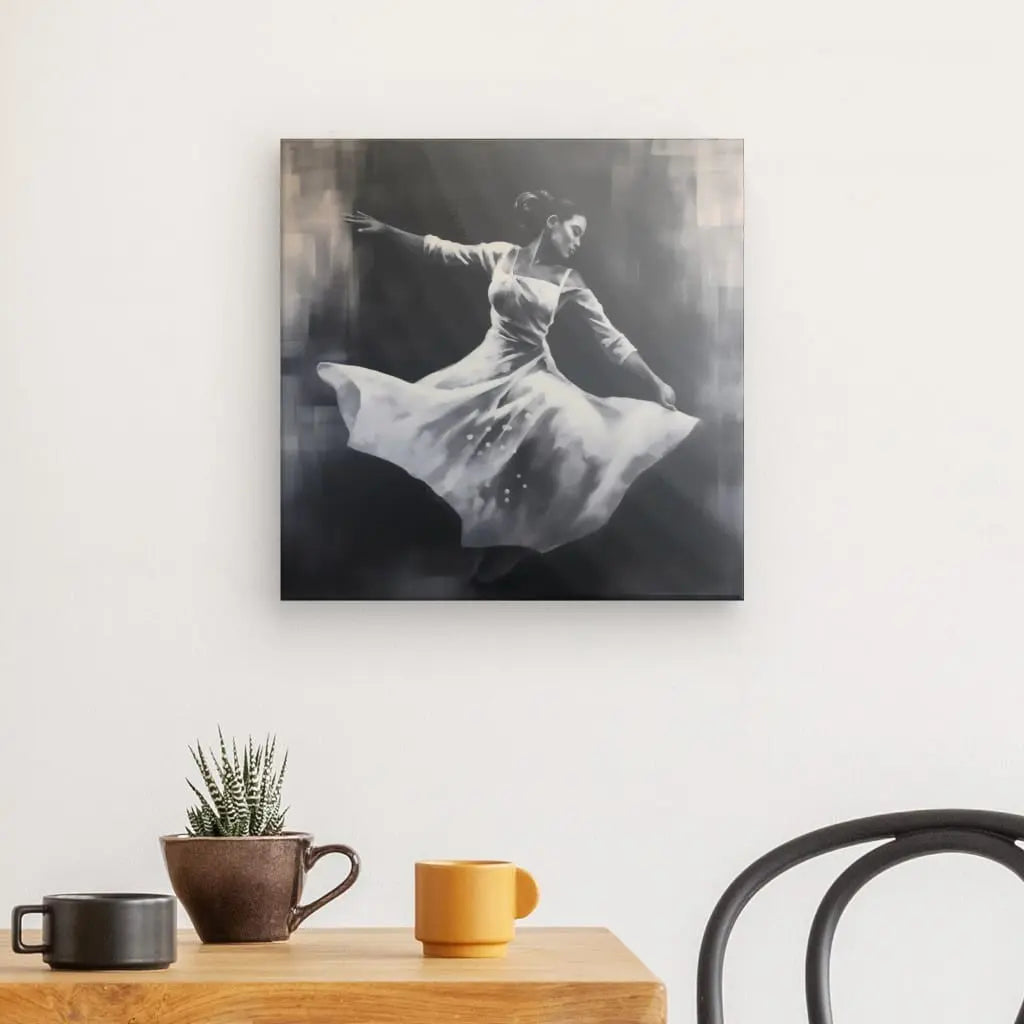 Un Tableau Danseuse Noir et Blanc Peinture Monochrome mural représentant une personne dansante se trouve au-dessus d'une table en bois avec deux tasses, un pot de plante marron avec un petit cactus et une chaise noire à côté.