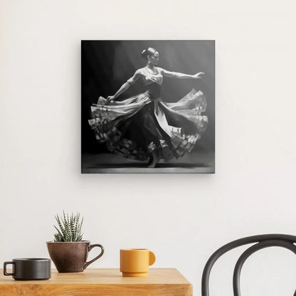 Un Tableau Noir et Blanc Danseuse Peinture Flamenco est accroché sur un mur blanc au-dessus d'une table en bois avec une plante en pot, une tasse marron et une tasse jaune. Une chaise noire se trouve à côté de la table.