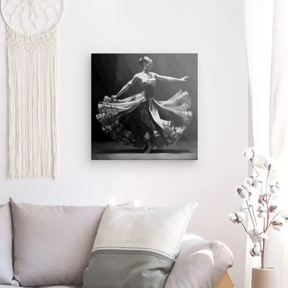 Un Tableau Noir et Blanc Danseuse Peinture Flamenco est monté sur un mur blanc au-dessus d'un canapé beige avec un oreiller blanc et beige. Une tenture murale en macramé et un vase en coton sont également visibles.