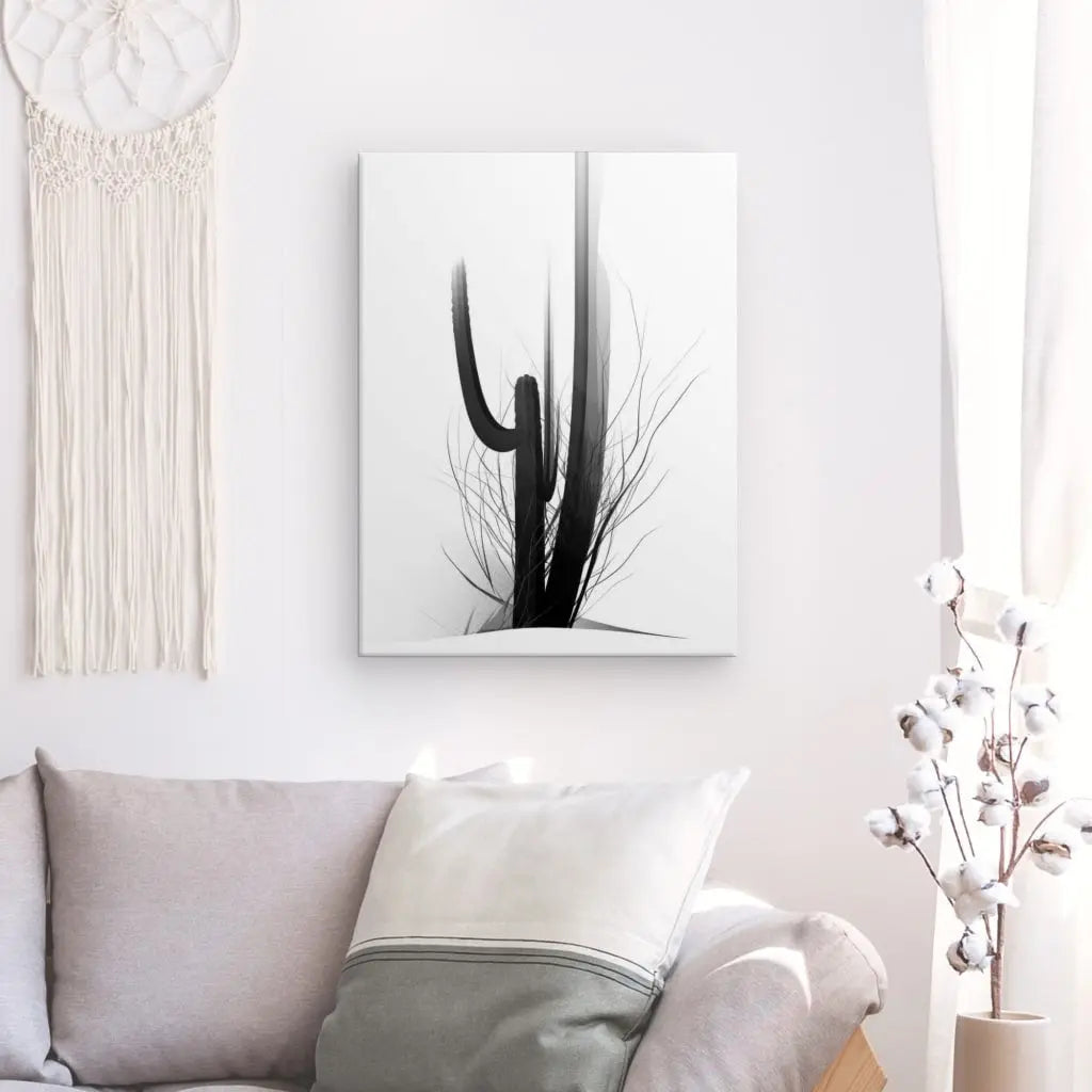 Un salon avec un canapé gris, un oreiller blanc, un Tableau Cactus Minimaliste Art Moderne Abstrait Noir et Blanc sur le mur qui respire l'Art Moderne Abstrait et un décor suspendu en macramé. Le rideau à droite avec quelques tiges de coton dans un vase complète ce décor élégant Noir et Blanc.