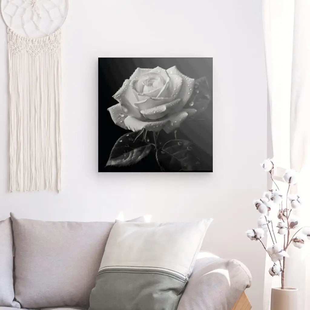 Tableau Rose Nature Morte Fleur Noir et Blanc, imprimé avec des encres latex HP haute définition, affiché sur un mur au-dessus d'un canapé confortable avec des oreillers décoratifs.