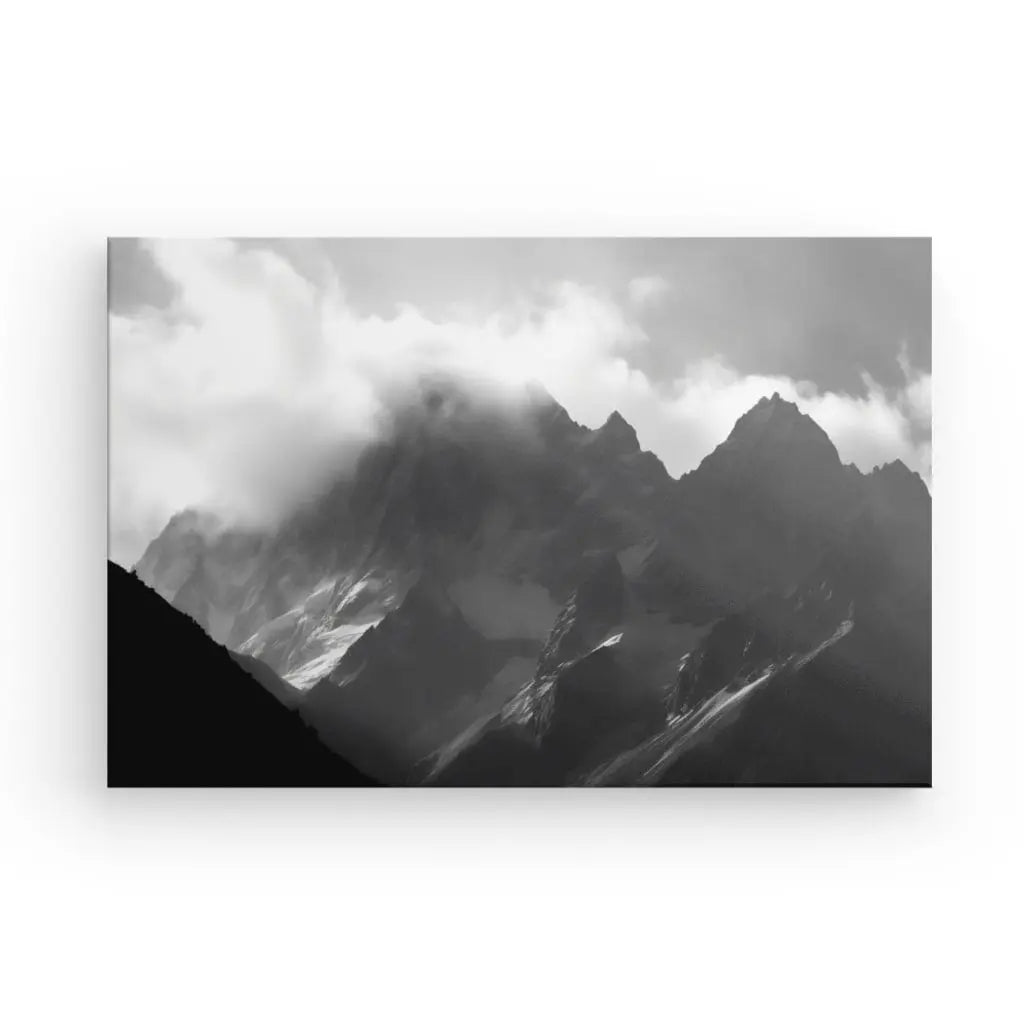 Reproduction photographique monochrome de sommets escarpés partiellement voilés par des nuages, imprimée sur toile avec des encres latex HP. Tableau Montagnes Rocheuses Paysage Alpes Noir et Blanc