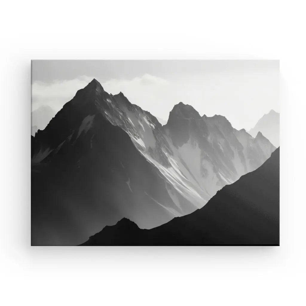 Tableau Photo Pyrénées Montagnes Monochromes avec des ombres et des reflets distincts.