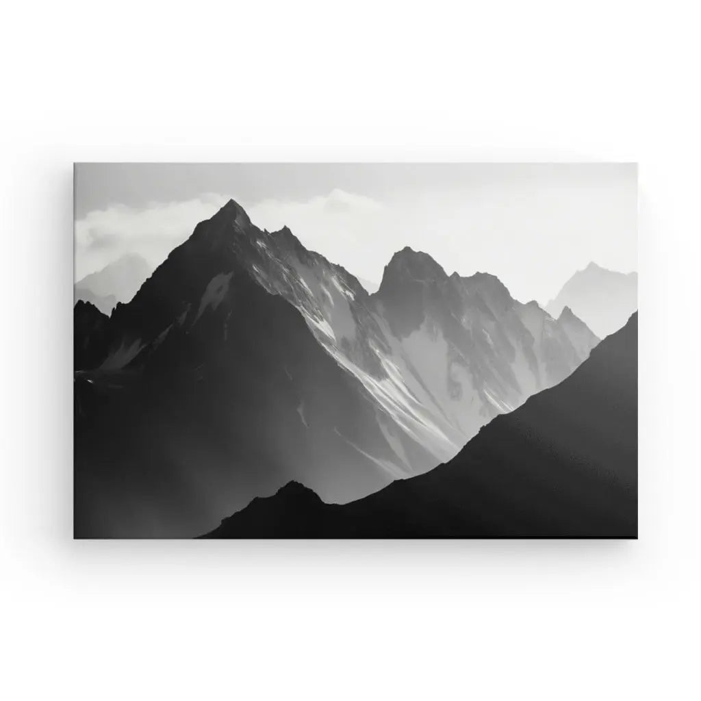 Tableau Photo Pyrénées Montagnes Monochromes d'une chaîne accidentée avec des pics et des ombres proéminents.