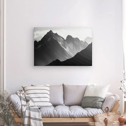 Tableau Photo Pyrénées Montagnes Monochromes au-dessus d'un canapé douillet avec des coussins et une couverture.