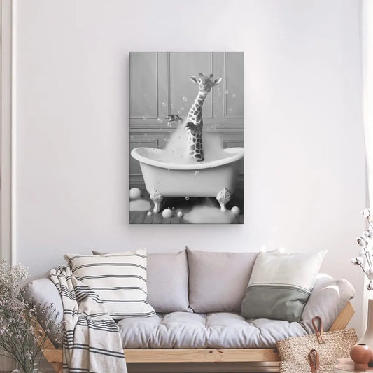 Un tableau fantaisiste Girafe Salle de Bain Baignoire Portrait Animaux Noir et Blanc, imprimé avec des encres latex de haute qualité pour une définition améliorée, est suspendu au-dessus d'un lit de repos confortable avec des coussins.