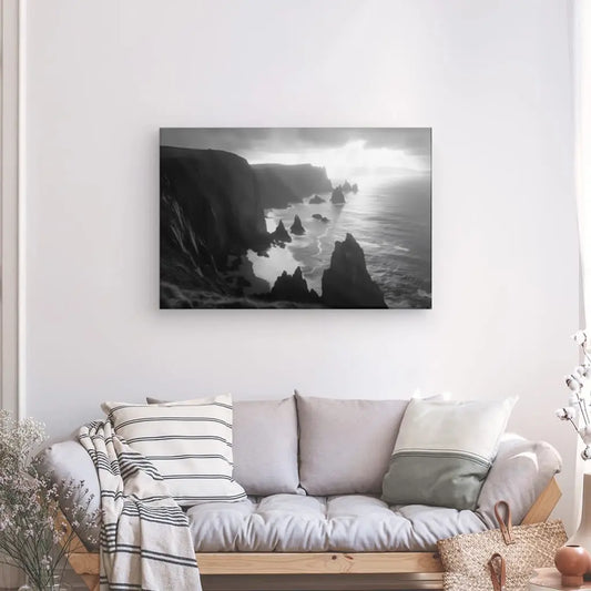 Tableau noir et blanc représentant des falaises en bord de mer, paysage maritime dramatique et majestueux