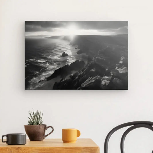 Tableau noir et blanc d’un paysage maritime en Bretagne avec falaises, scène côtière sauvage et authentique