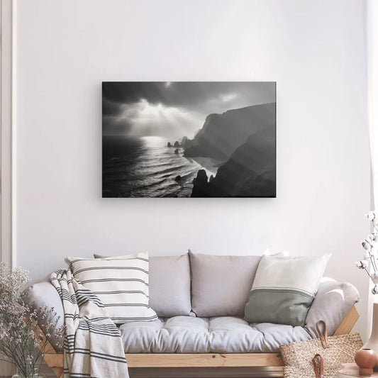 Tableau noir et blanc d’un paysage naturel de l’océan Atlantique, scène marine vaste et apaisante